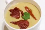 Sopa rústica con puerros y coles de Bruselas