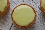 Tartaletas de piña Victoria y limón verde