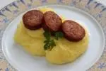 Salchichas y puré ahumados