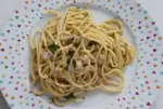 Espaguetis cremosos con berberechos y perejil