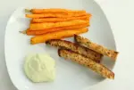 Tiernas zanahorias asadas con mayonesa de aguacate