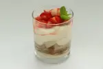 Verrine de pera y fresas con crema de tiramisú