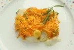 Filete de pescadilla con zanahorias a la mostaza