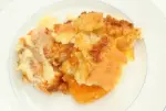 Clafoutis de albaricoque y crema de almendras