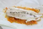 Filete de pescadilla en papillote con zanahorias, limón y puerros