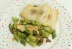 Filete de bacalao con espárragos verdes y almendras