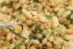 Ensalada de alubias blancas, atún y queso cheddar