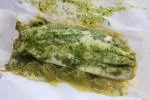 Papillotes de filetes de lubina con crema de cilantro