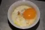Huevos y nata en moldecitos, espinaca y cubos de pollo