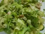 Chiffonnade de ensalada verde con calabacín y alcachofas crudas, y una tortilla pequeña y esponjosa.