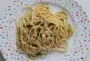 Espaguetis, berberechos sin cáscara, perejil y nata.