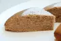 Delicioso y húmedo pastel regional de crema de castañas.