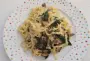 Tagliatelle con salsa de crema de champiñones y espinacas.