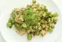 Guisantes nuevos y arroz, servidos con pesto.