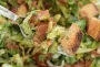 Ensalada de tomate, chiffonade de ensalada verde y picatostes si se desea.