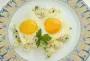 Arroz cremoso y huevos fritos.