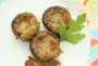 Champiñones al horno cubiertos con una mantequilla de caracol (mantequilla, ajo y perejil).
