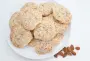 Galleta pequeña con almendras tostadas.