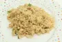 Arroz cocido, salteado con dados de pollo y huevos.