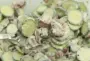 Ensalada de calabacines crudos con salsa rémoulade, hierbas y trocitos de carne cocida.
