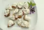 Quesos frescos, rábanos, cebollas tiernas y sardinas en aceite para una crema para untar veraniega.