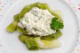 Puerros recién cocidos al vapor y servidos con salsa gribiche.