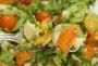 Ensalada de tomates cherry, lechuga y virutas de parmesano.