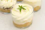 Crema de mascarpone con verbena, trozos de peras asadas, mantequilla y también verbena.