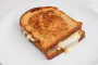 Pan de molde tostado, bechamel con huevos duros, jamón y láminas de queso cheddar.