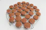 Pequeñas galletas de mantequilla de chocolate que se deshacen en la boca, con un corte en forma de «diamante» (recubiertas de azúcar glas).