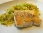 Filete de pescado con guarnición de rodajas de limón confitado y frito a la sartén