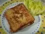 Una croque-monsieur de jamón y queso, tratada como una tostada francesa.