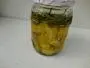 Cubos de queso feta conservados en aceite de oliva aromatizado con hierbas.