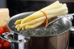 ¿Deben cocinarse los espárragos en manojos?