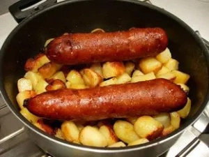 ¿Hay que pinchar una salchicha antes de cocinarla?