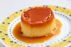 Torta de sémola, caramelo y pasas