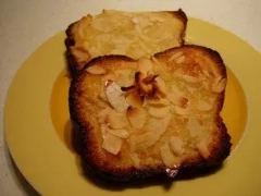 Rebanadas de brioche con crema de almendras