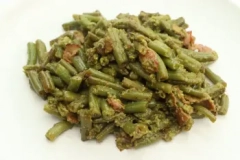 Judías verdes salteadas con pesto y trocitos de tocino