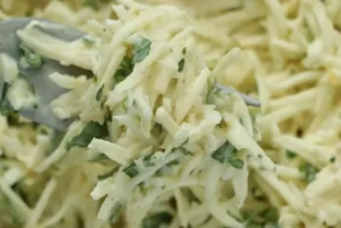 Remoulade de apio con estragón y huevos mimosa