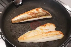 ¿El lado de la piel del pescado primero?