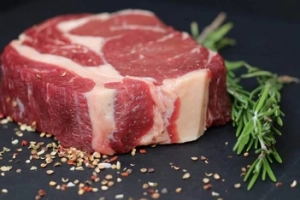 Limpiar la carne y el pescado antes de cocinarlos