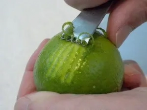 ¿Cómo extraerle la cáscara o piel a un cítrico?
