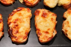 Mini tostadas de queso y mostaza