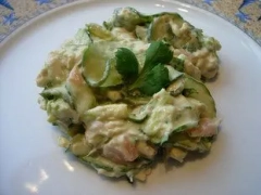 Ensalada mezclada de pepino y salmón