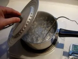 ¿Es realmente necesario cubrir una olla de agua caliente?