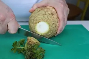 Sopas de apio y el tercer ingrediente